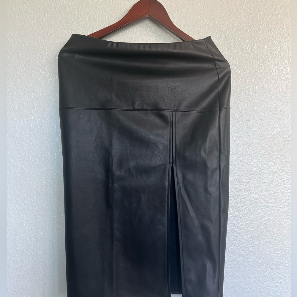 Black socialite med pencil skirt